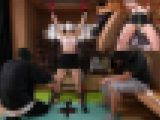立ったまま足をガクガクさせて苦悶快楽の反応を示すお姉さん（完全オリジナル）