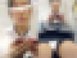 (電車対面）(顔出し)スマホに夢中…むき出しのパンストあんよが緩みっぱなしになっちゃった…リクルート女子大生さんを観察してみまし