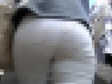 [[HD高画質]]都会の街をさまよい歩く　素朴な白パンレディ