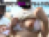 真夏のビーチ、汗だく巨乳の白ビキニ娘（2） 隠れてこっそり乳首ポロリ野外露出編