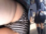 【逆さパンチラ?】制服J〇のバックパンチラ