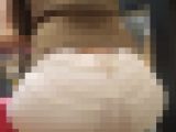 【マ◯ク店内】濃いピンクのパンティーが透ける安産型のお尻3