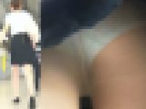 [★新作]パンチラ盗撮 OLさん チェック柄の水色パンツを接近して撮影