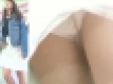 [★顔出し]パンチラ盗撮 女子大生 白パンツに階段で接近