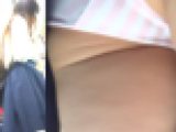 パンチラ盗撮 女子大生 ピンクの縞パンツを激写