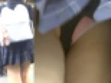 [★新作]パンチラ盗撮 制服女子 ピンクの水玉パンツがハミ出し