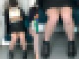 お母さんが隣にいるのに全身を盗撮されたミニスカ女子大生