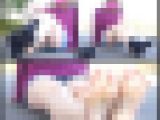 ニーハイを脱いで素足になります