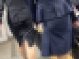 【002】紺と黒の2人組スーツOL。