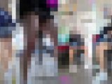 【縦型動画】ミニスカ制服娘は何色の生パンツ？ 2日連続盗撮電車（2）電車対面パンチラ編