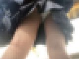 ◎ローアングル＃55  電車待ちのJKを逆さ撮り　　白パンツゲット