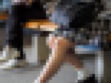 ベンチに座ってる制服女子