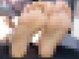 18歳のかおりちゃんの足裏舐め動画