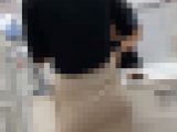【後ろからの眺め11】スリムなお姉さんのパンティラインを背後から