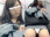 (電車対面）(顔出し）電車の心地良い揺れに合わせて…まどろみにいざなわれ…無防備になっちゃうキレイな黒髪のOL奥さまを観察して