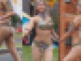 女子大生チームのサンバステージ　笑顔が素敵な虹色衣装のダンサー