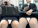 (電車対面）(顔出し)初々しい…張り艶や秀逸のむちむちな…むき出しのパンストあんよをくぱぁ～っと緩めちゃう…リクスー女子大生さん
