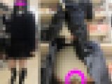 【再販】鬼畜スカートめくり12～傘でめくられマ○スジまであらわにされた女の子～