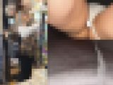 え！パンツずれてる！ほぼマ●コ出てる状態でハイブラ鞄をお買い物＆スカートめくりも！