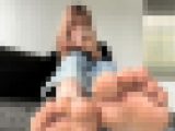 ブーツを脱いだ足と靴が熱々だった21歳女の子の靴下足裏と素足足裏のドアップ（指の指紋から小さいホコリまで接写）
