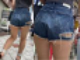 デニムカットオフパンツからこぼれるプリプリ肉尻の動画。
