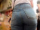 【巨尻お姉さん】ムッチムチ巨尻JDお姉さんのジーンズ着衣尻を粘着撮影。
