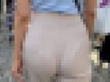 ベージュのパンツを履いたお姉さんのパンティーラインくっきり動画。