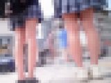 パーカーを着た制服ミニスカJKの生脚を至近距離で眺める動画