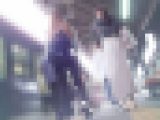 綺麗なJDさんの気になるロンスカ内に大胆不敵に潜入する動画