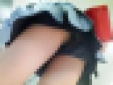 同じ場所に居合わせた女子達をまとめて下から眺める動画