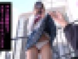 パンツのクイコミを気にする制服女子（2）スカートが引っかかってパンツ丸出し