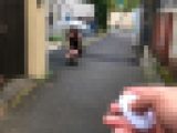 【再販】デカ尻童顔の美人奥さんにリモバイ散歩をお願いしたら…住宅街のど真ん中で悶絶・男性スタッフのチ●ポ咥え中出し