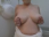お風呂でイヤらしくオナニーする人妻