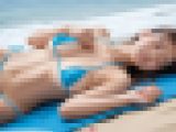 ビーチで寝込んでしまった彼女 目覚めた彼女。