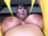 【再販】爆乳デカ尻妻のごみ捨て胸チラに我慢できず…たわわ巨パイ乳首をこねくり・デカパイ揺らす突き刺しピストンで中出し